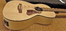 Art Lutherie Roadhouse Faded Cream A/E incl gigbag